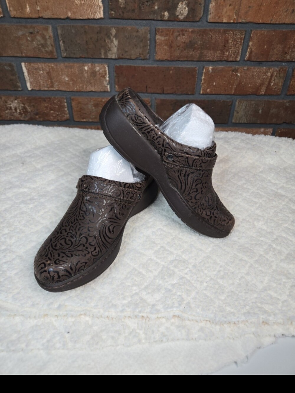 Basically new DANSKO Shoes Size 39 Brown Floral Embossed Tooled Leather Allison